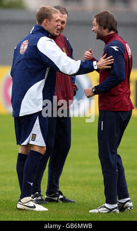 Soccer - session d'entraînement en Écosse - Strathclyde Homes Stadium.Darren Fletcher en Écosse avec l'entraîneur Steven Pressley lors d'une séance d'entraînement au stade Strathclyde Homes, à Dumbarton. Banque D'Images