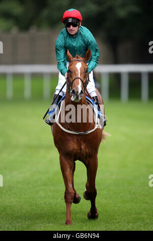 Courses hippiques - Hippodrome de Pontefract.La City Bank est criée par le jockey Joe Fanning lors du European Breeders Fund Poppin Lane Maiden Stakes Banque D'Images