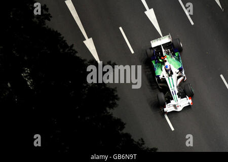 Courses automobiles - Formule un Singtel Grand Prix de Singapour - qualification - Marina Bay circuit Park.Rubens Barrichello de Honda lors de la séance de qualification du Grand Prix de Singapour, vu du Swissotel The Stamford, Singapour Banque D'Images