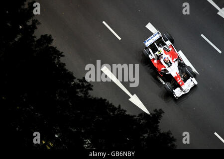 Timo Glock de Toyota lors de la séance de qualification du Grand Prix de Singapour, vu du Swissotel The Stamford, Singapour Banque D'Images