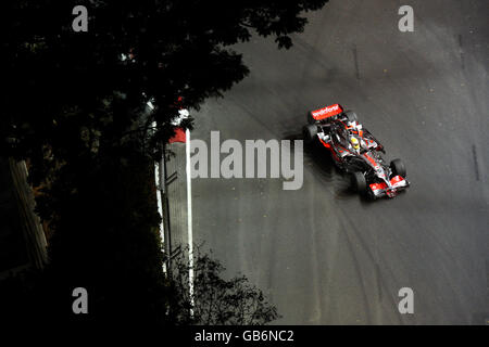 Lewis Hamilton de McLaren lors de la session de qualification du Grand Prix de Singapour, vu du Swissotel The Stamford, Singapour Banque D'Images