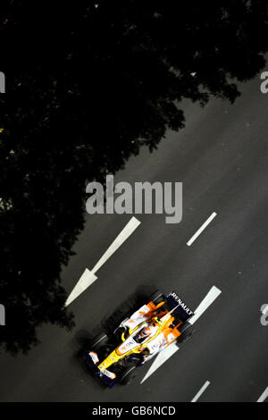 Nelsinho Piquet de Renault lors de la session de qualification du Grand Prix de Singapour, vu du Swissotel The Stamford, Singapour Banque D'Images