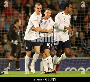 Football - UEFA Championnat d'Europe des moins de 21 ans - Play-off - First Leg - pays de Galles / Angleterre - Ninian Park.David Wheater (l) d'Angleterre est félicité par le coéquipier Mark Noble après avoir marqué le but égalisateur de son côté Banque D'Images