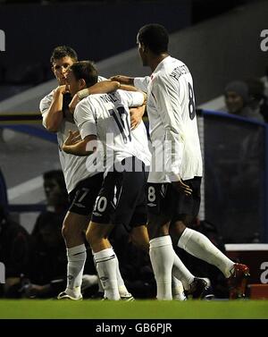 Football - UEFA Championnat d'Europe des moins de 21 ans - Play-off - First Leg - pays de Galles / Angleterre - Ninian Park.Adam Johnson (l) d'Angleterre est félicité par les coéquipiers Mark Noble et Tom Huddlestone après avoir marqué le deuxième but de l'Angleterre Banque D'Images