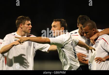 L'Anglais Gabriel Agbonlahor (r) est félicité par ses coéquipiers Adam Johnson et Mark Noble après avoir marqué le troisième but de l'Angleterre du soir Banque D'Images