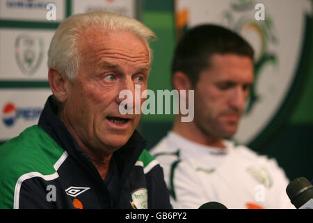 Directeur de la République d'Irlande Giovanni Trapattoni (à gauche) et Robbie Keane pendant la conférence de presse Banque D'Images