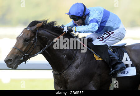 Kite Wood et Philip Robinson remportent les enjeux d'automne Deloitte à l'hippodrome d'Ascot, Berkshire. Banque D'Images