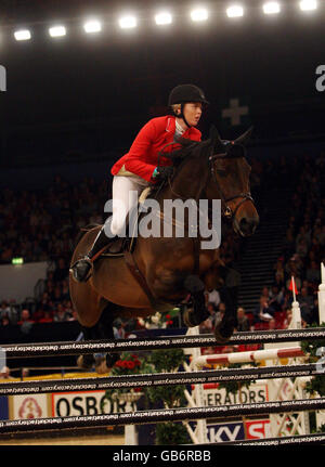 La circonscription d'Ellen Whitaker en Grande-Bretagne Ashdale Futuro participe à la Bob Hurford Memorial Cup au cours du quatrième jour du spectacle du Cheval de l'année au NEC à Birmingham. Banque D'Images