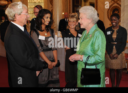 La reine Elizabeth II reçoit des présentateurs Blue Peter, de gauche à droite : John Noakes, Konnie Huq, Lesley Judd et Diane-Louise Jordan, lors d'une réception pour souligner le 50e anniversaire du programme au Palais de Buckingham, à Londres. Banque D'Images