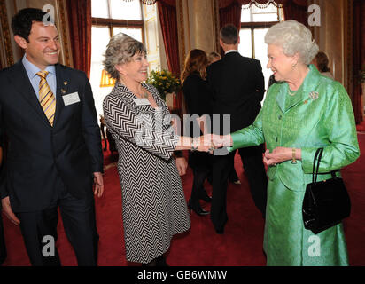 La reine Elizabeth II reçoit les présentateurs de Blue Peter Matt Baker et Valerie Singleton lors d'une réception pour souligner le 50e anniversaire du programme au Palais de Buckingham, à Londres. Banque D'Images