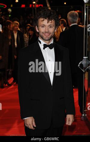 Michael Sheen arrive pour la première de 'Frost Nixon' au gala d'ouverture du Times BFI London film Festival à l'Odeon, Leicester Square, Londres Banque D'Images