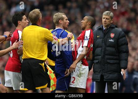 Tony Hibbert d'Everton (au centre à gauche) Et Gael Clichy d'Arsenal se place l'un à l'autre Banque D'Images