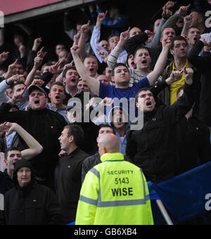 Les fans de Millwall sont en herbe lors du match de la League One à New Den, Londres. Banque D'Images