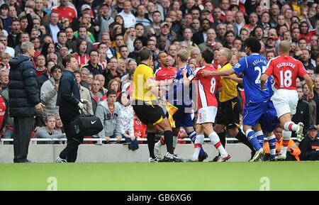 Arsene Wenger, le gestionnaire de l'arsenal (à l'extrême gauche), observe des ennuis entre Tony Hibbert d'Everton et Gael Clichy d'Arsenal (au centre) après un scandale sur Neves Denilson Banque D'Images