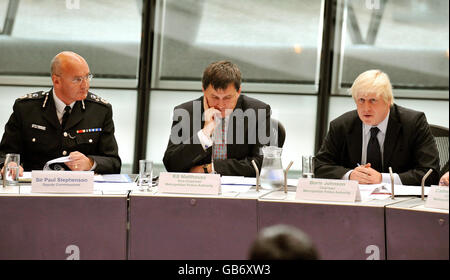 De gauche à droite sont Sir Paul Stephenson, le sous-commissaire, Kit Malthouse, le vice-président de la Metropolitan police Authority et le maire de Londres Boris Johnson, ouvrant la première réunion de la Metropolitan police Authority, après la démission de Sir Ian Blair, L'ancien commissaire de la police métropolitaine à l'hôtel de ville de Londres. Banque D'Images