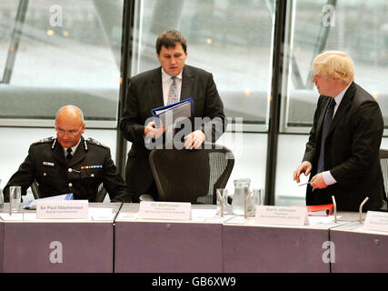 De gauche à droite sont Sir Paul Stephenson, le sous-commissaire, Kit Malthouse, le vice-président de la Metropolitan police Authority et le maire de Londres Boris Johnson, arrivant pour l'ouverture de la première réunion de la Metropolitan police Authority, après la démission de Sir Ian Blair,L'ancien commissaire de la police métropolitaine à l'hôtel de ville de Londres. Banque D'Images