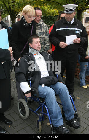 Phil et Amanda Peak à l'extérieur de Stoke sur le Trent Crown court après que le footballeur Luke McCormick a été emprisonné pendant sept ans pour avoir tué deux de leurs fils Arron et Ben. Banque D'Images