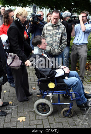 Phil et Amanda Peak à l'extérieur de Stoke sur le Trent Crown court après que le footballeur Luke McCormick a été emprisonné pendant sept ans pour avoir tué deux de leurs fils Arron et Ben. Banque D'Images