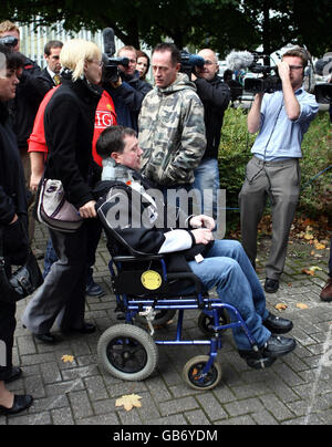 Phil et Amanda Peak à l'extérieur de Stoke sur le Trent Crown court après que le footballeur Luke McCormick a été emprisonné pendant sept ans pour avoir tué deux de leurs fils Arron et Ben. Banque D'Images