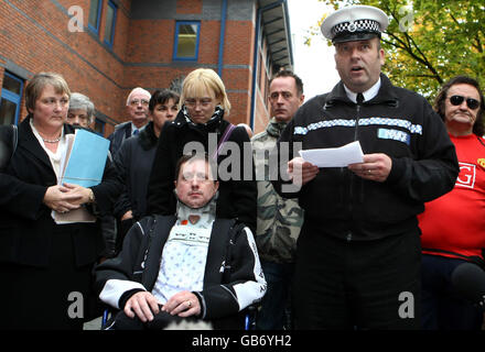 Le Sgt Andy Kavanagh lit une déclaration comme Phil et Amanda Peak quittent Stoke sur la cour de la Couronne Trent après que le footballeur Luke McCormick ait été emprisonné pendant sept ans pour avoir tué deux de leurs fils Arron et Ben. Banque D'Images