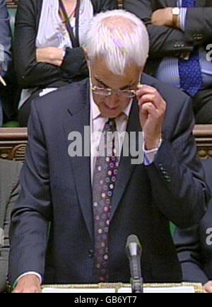 Le chancelier de l'Échiquier Alistair Darling fait une déclaration sur la réponse du gouvernement à la crise bancaire à la Chambre des communes, dans le centre de Londres. Banque D'Images