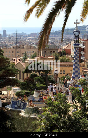 Travel stock, Espagne, Barcelone. Vue sur le banc en serpentin du parc Guell, Barcelone Banque D'Images