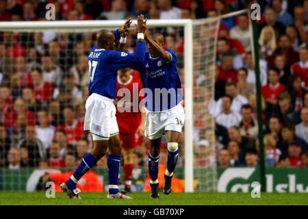 Football - FA Barclaycard Premiership - Liverpool / Leicester City.Brian Deane, de Leicester City, célèbre avec Marcus Bent Banque D'Images