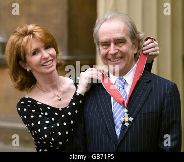 Le caricaturiste Gerald Scarfe et la femme Jane Asher se tiennent devant le Palais de Buckingham à Londres après que Scarfe a reçu une CBE pour des services aux arts de la reine Elizabeth II de Grande-Bretagne Banque D'Images