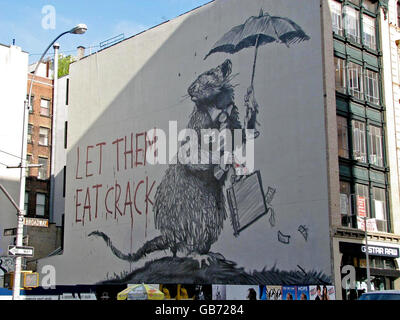 Une grande murale représentant un rat portant une cravate et portant une serviette sur un mur sur Howard St et Broadway à New York, c'est bien que pour être le plus récent travail de l'artiste de rue britannique banksy à New York. Banque D'Images