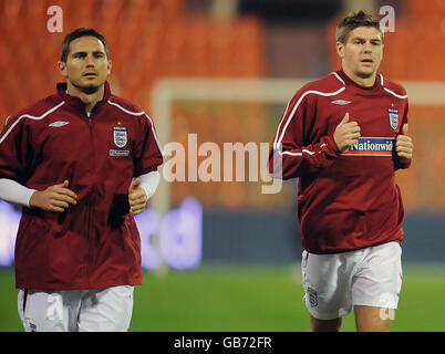 Football - coupe du monde de la FIFA 2010 - partie qualifiante - Groupe six - Bélarus / Angleterre - Angleterre entraînement - Stade Dinamo.Frank Lampard (à gauche) et Steven Gerrard pendant une séance d'entraînement au stade de Dinamo, Minsk (Bélarus). Banque D'Images