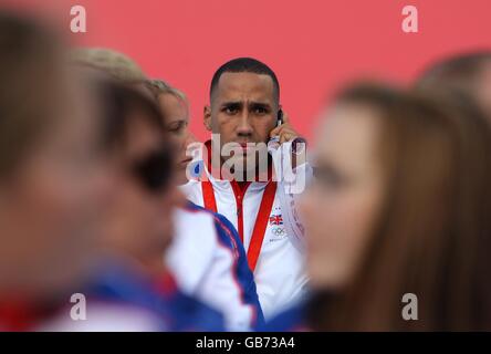 Olympiades - Team GB Beijing Homecoming Parade - Londres.James Degale, médaillé d'or olympique, parle sur son téléphone mobile lors de la parade du domicile de l'équipe GB dans le centre de Londres. Banque D'Images