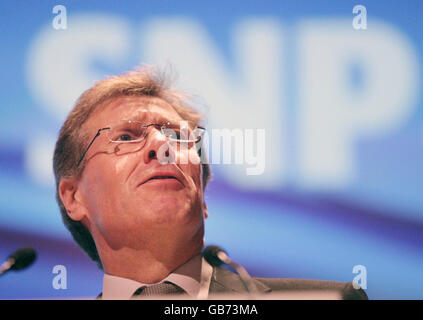 Le secrétaire du Cabinet écossais du juge Kenny MacAskill prononce son discours à la conférence du parti national écossais à Perth. Banque D'Images