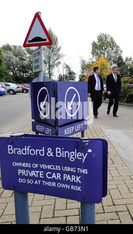 Le chef du Parti conservateur David Cameron et David Gauke de l'équipe du Trésor fantôme arrivent au quartier général de Bradford and Bingley à Crossflatts, près de Bingley, pour des entretiens avec le personnel. Banque D'Images