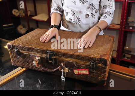 Une valise de 100 ans remplie de vêtements donnés à Millvina Dean, le dernier survivant du Titanic, qui est en vente aux enchères dans le Wiltshire. Banque D'Images