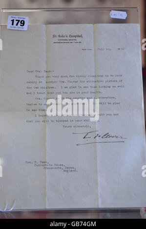 Une lettre du rév. F Clover à Mme Dean, datée du 16 juillet 1912, la remerciant de l'avoir gentiment rappelé lui et son épouse et d'avoir envoyé une photo de Bertram et Millvina, qui appartient à Millvina Dean, le dernier survivant du Titanic, et est en vente aux enchères dans le Wiltshire. Banque D'Images