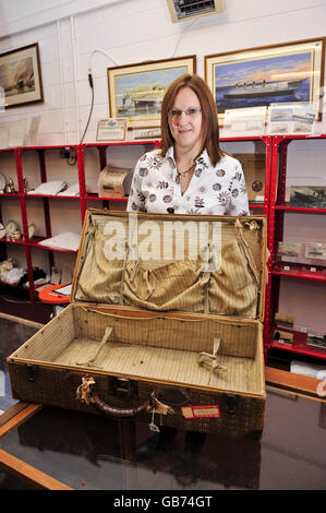 Une valise de 100 ans appartenant à Millvina Dean, le dernier survivant du Titanic, qui est en vente aux enchères dans le Wiltshire. Banque D'Images