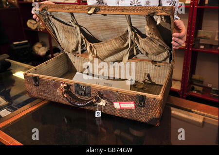 Une valise de 100 ans appartenant à Millvina Dean, le dernier survivant du Titanic, qui est en vente aux enchères dans le Wiltshire. Banque D'Images