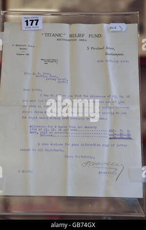 Une lettre du fonds de secours Titanic datée du 24 février 1913 à Mme E Dean l'informant de son allocation, appartenant à Millvina Dean, la dernière survivante du Titanic, qui est en vente aux enchères dans le Wiltshire. Banque D'Images