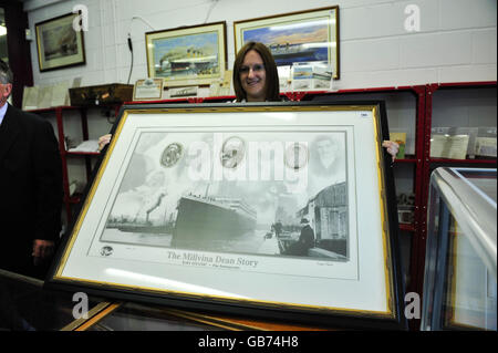 Un imprimé signé appartenant à Millvina Dean, le dernier survivant du Titanic, qui est en vente aux enchères dans le Wiltshire. Banque D'Images