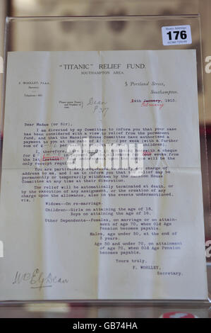 Une lettre de fonds de secours Titanic appartenant à Millvina Dean, le dernier survivant du Titanic, qui est en vente aux enchères dans le Wiltshire. Banque D'Images