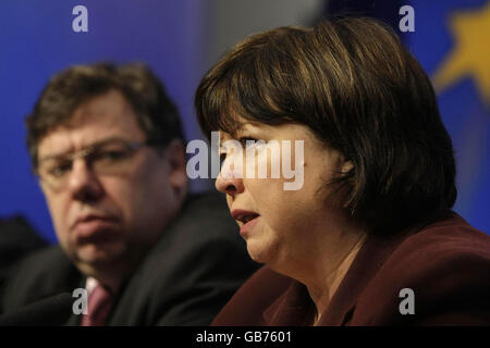 Taoiseach Brian Cowen regarde la ministre de la Santé Mary Harney lors d'une conférence de presse à Dublin, où le gouvernement irlandais a annoncé un arrêt sur les plans controversés visant à abolir la gratuité automatique des soins de santé pour les années 70. Banque D'Images