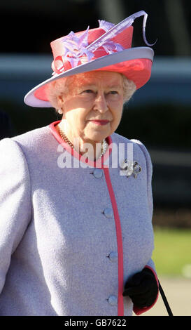 La reine Elizabeth II quitte la suite royale à l'aéroport d'Heathrow avant d'embarquer dans un avion avant la visite royale en Europe de l'est. Banque D'Images