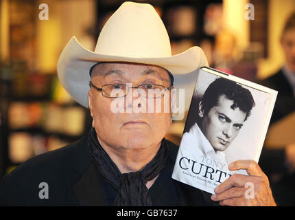 Tony Curtis signe des copies de son autobiographie « American Prince » à Harrods, dans le centre de Londres. Banque D'Images