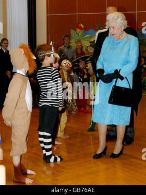 La reine Elizabeth II de Grande-Bretagne rencontre des jeunes élèves de l'école internationale britannique après avoir joué « The Lion Sleeven » à l'hôtel Union de Ljubljana, en Slovénie. Banque D'Images