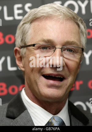 Paul O'Grady signe des copies de son autobiographie « at My Mother's Knee », à la librairie Foyles, au Royal Festival Hall, Southbank Centre, Londres. Banque D'Images