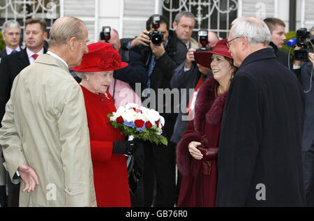 La reine Elizabeth II de Grande-Bretagne et le duc d'Édimbourg (à gauche) rencontrent le président slovaque Ivan Gasparovic (à droite) et son épouse Silvia au Palais présidentiel dans le centre de Bravislava lors d'une première visite d'État de deux jours dans le pays. Banque D'Images