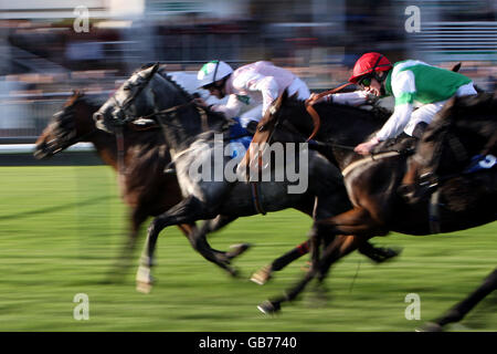 Nickel argent (c) monté par le jockey Tom Eaves et Calmdownmate Monté par Andrew Elliott en action pendant le groupe ovale Handicap Banque D'Images