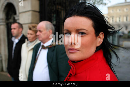 La famille Quinn de Cullyhanna en route pour une rencontre avec le commissaire de Garde Fachtna Murphy à Leinster House afin de discuter de l'enquête sur le meurtre de leur fils, Paul.La photo montre sa sœur Cathy avec dans l'arrière-plan Stephen, Breege et James Quinn. Banque D'Images