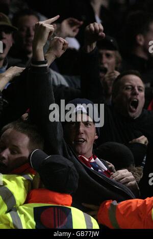 Les fans d'Ajax célèbrent dans les stands après Thomas Vermaelen d'Ajax (pas sur l'image) marque ses côtés premier but Banque D'Images