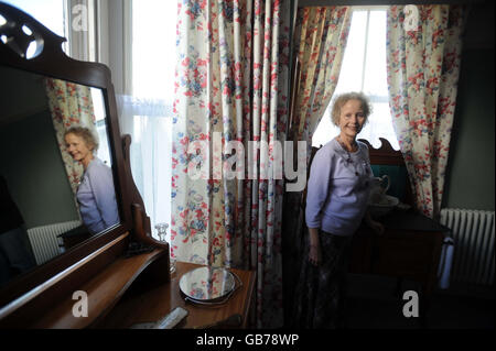 Aeronwy Ellis dans la maison où son père Dylan Thomas est né et a vécu à Swansea, qui a été dévoilé au public aujourd'hui, à l'occasion de ce qui aurait été son 94e anniversaire. Banque D'Images